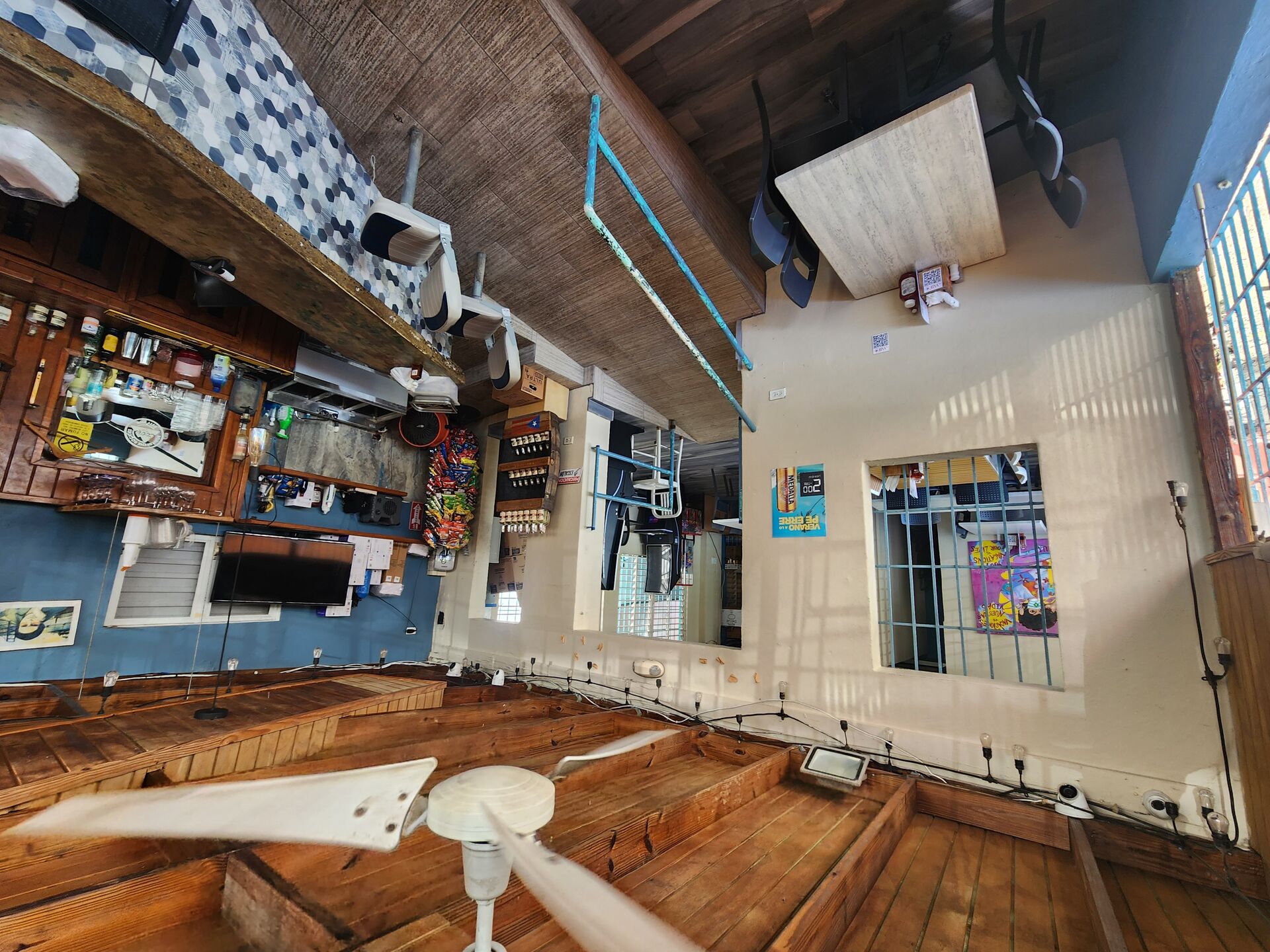 El Yate dining area interior